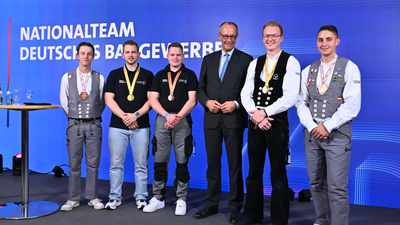 Bundeskanzler Friedrich Merz mit dem Nationalteam Baugewerbe