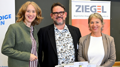 Landesvorsitzende Eva Lettenbauer mit Alexander Spickenreuther sowie Landesvorsitzende Gisela Sengl